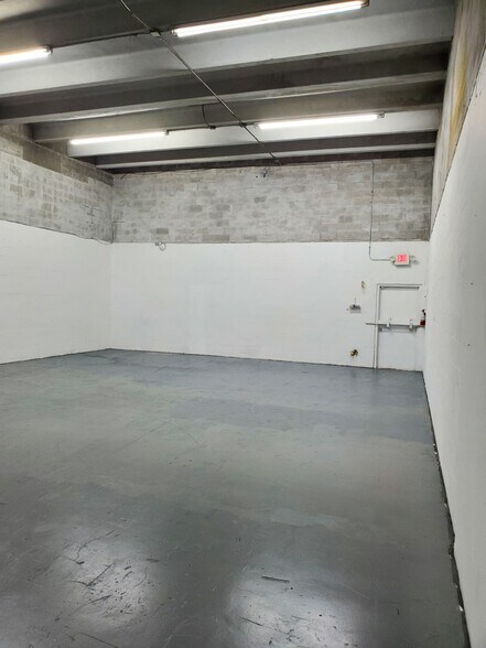 More Photos Of 2640-2666 W 79th St, Hialeah Warehouse For Lease