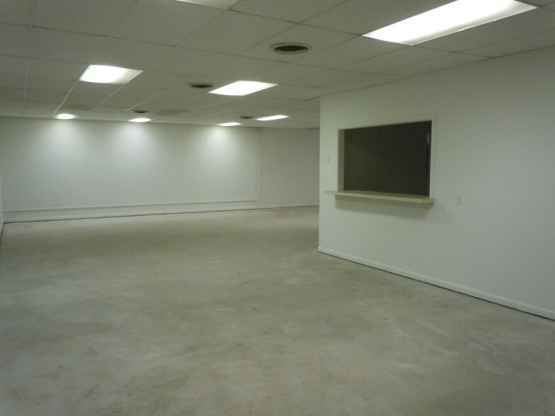 More Photos Of 108 SE 6th St, Abilene Specialty For Sale