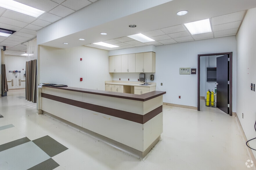 More Photos Of 2596 Interstate 55, Marion Medical For Sale