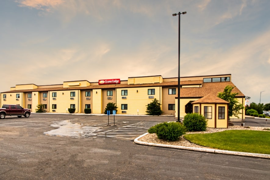 Primary Photo Of 920 14th St SE, Watertown Hotel For Sale