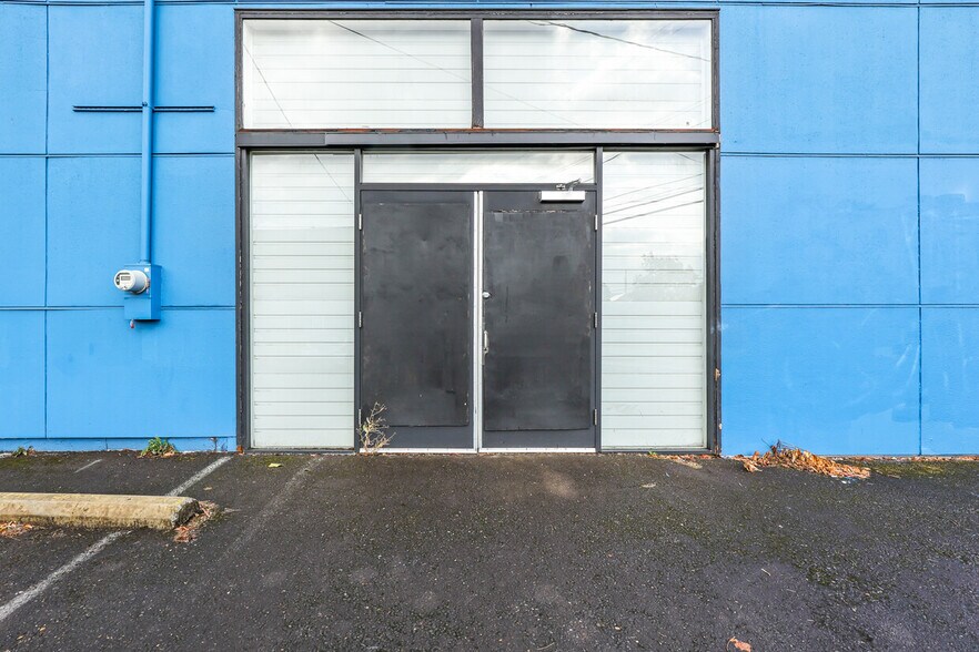 More Photos Of 5816 SE Foster Rd, Portland Flex For Lease