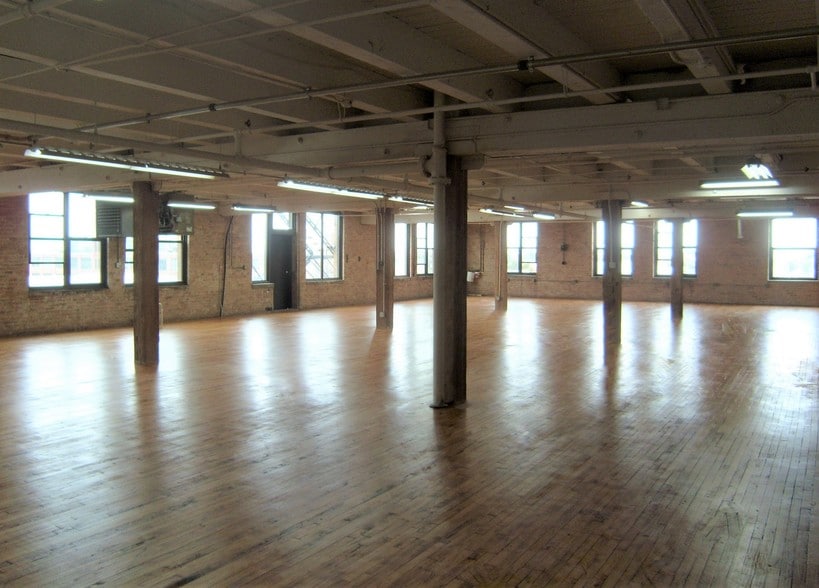 More Photos Of 346 N Justine St, Chicago Light Distribution For Lease