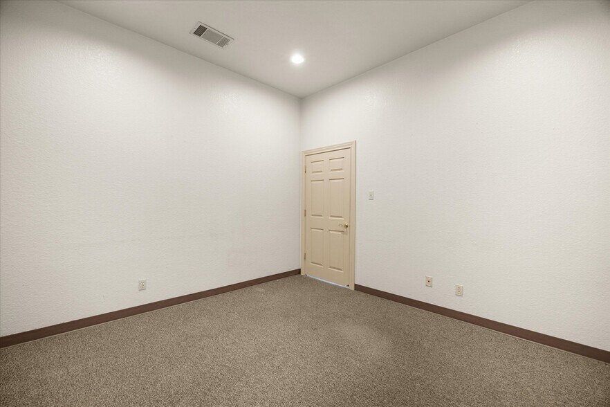 More Photos Of 1305 Paluxy Rd, Granbury Medical For Sale