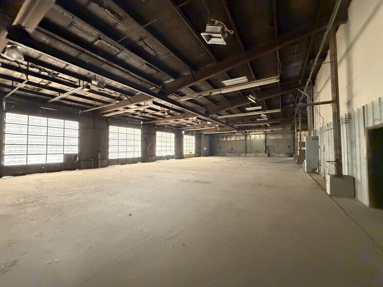 More Photos Of 200 W 61st St N, Wichita Warehouse For Lease