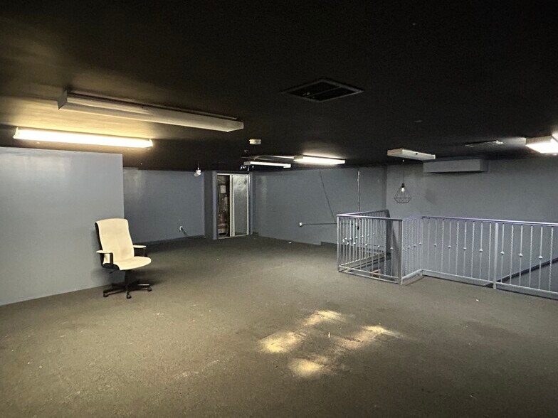 More Photos Of 5645 Hollywood Blvd, Hollywood Storefront For Lease