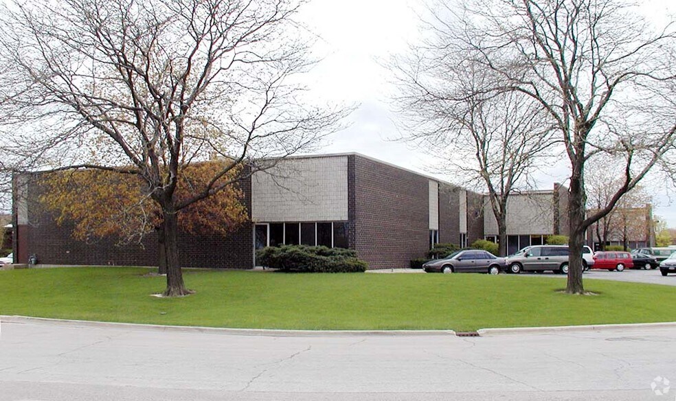 More Photos Of 305-311 Era Dr, Northbrook Distribution For Lease