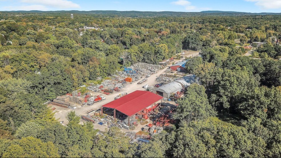 More Photos Of 15-45 Ocallaghan Ln, Red Hook Warehouse For Lease