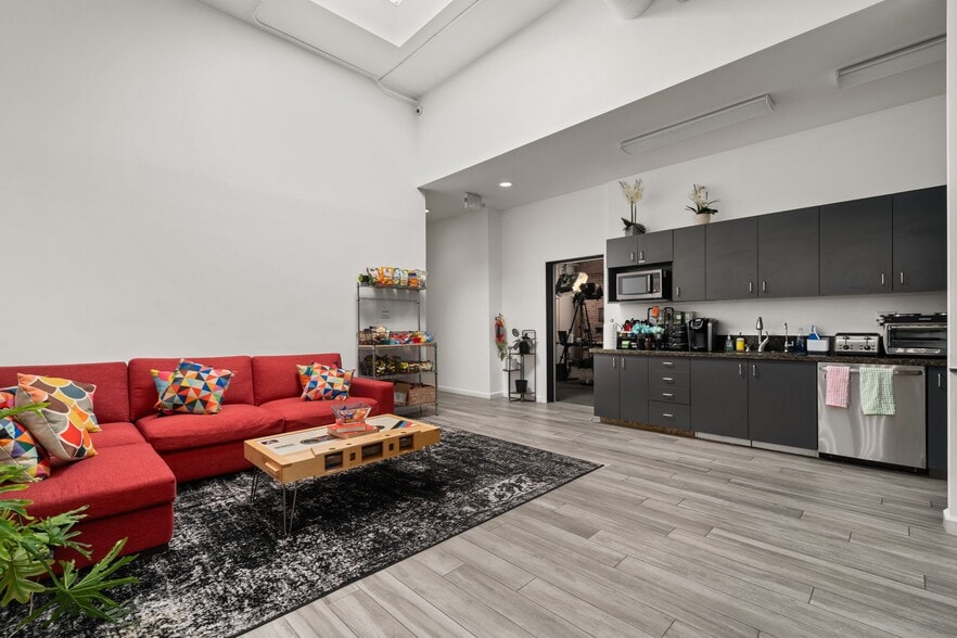 More Photos Of 5250 Vineland Ave, North Hollywood Loft Creative Space For Lease