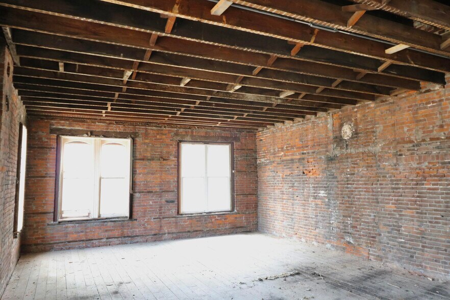 More Photos Of 1097 Jackson St, Dubuque General Retail For Sale