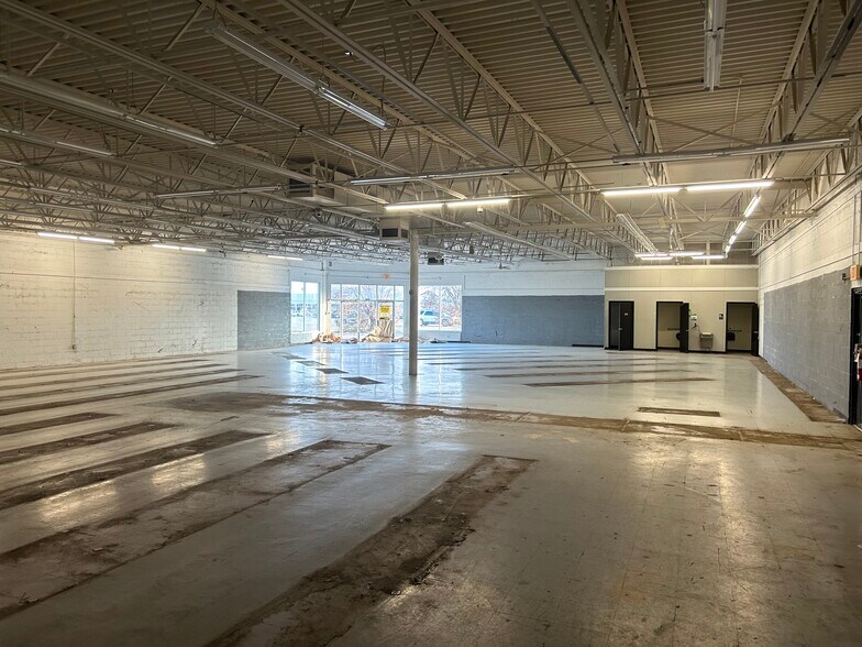 More Photos Of 2818 US-82, Greenville Freestanding For Sale