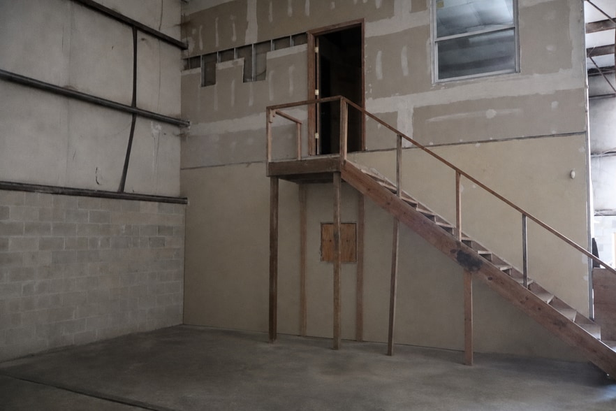 More Photos Of 553 Capital Cir SW, Tallahassee Warehouse For Lease