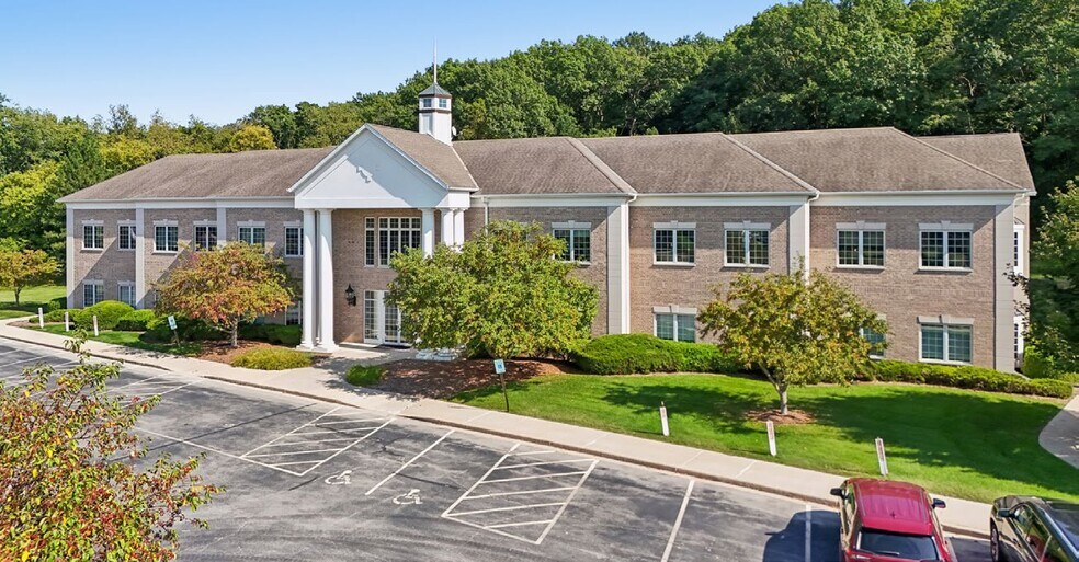 More Photos Of 515 W North Shore Dr, Hartland Office For Lease