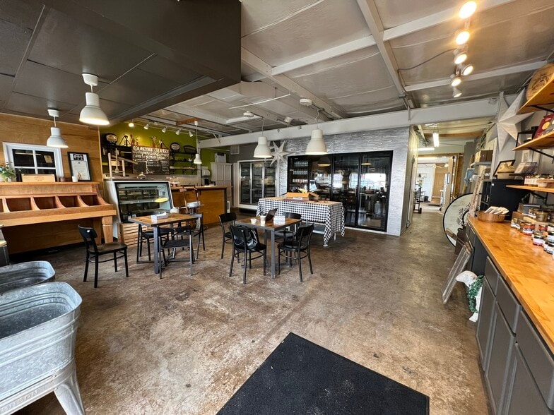 More Photos Of 6895 Paoli Rd, Belleville Restaurant For Lease