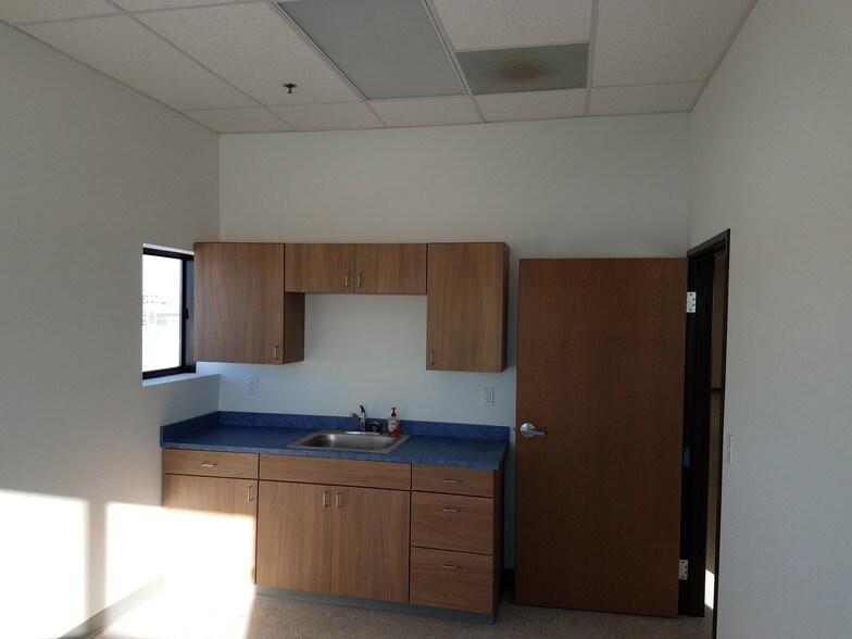 More Photos Of 603 Well St, Williston Warehouse For Sale