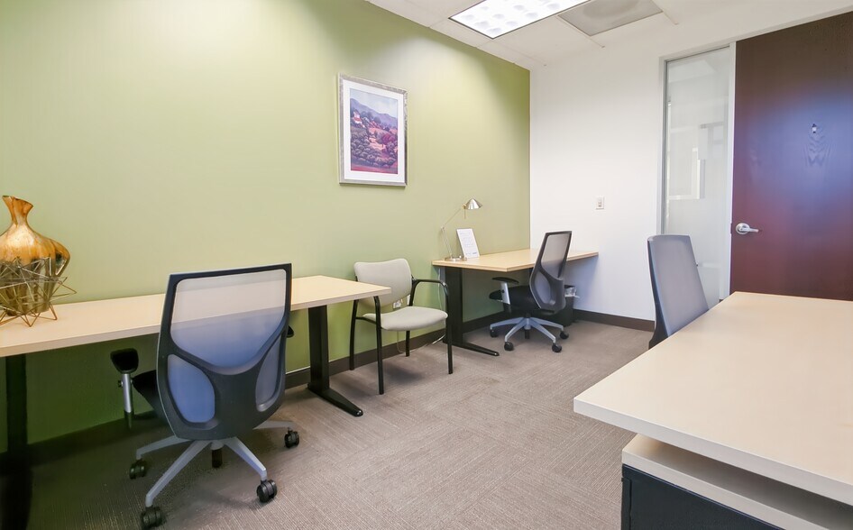 More Photos Of 301 McCullough Dr, Charlotte Coworking Space