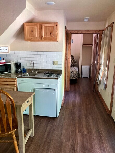 More Photos Of 275 N Main St, Eureka Springs Hotel For Sale