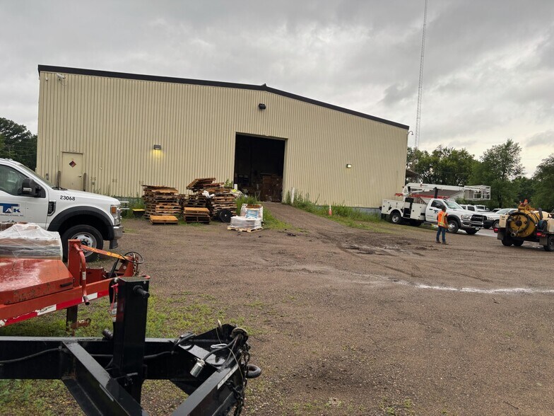 More Photos Of 2948 Rice St, Little Canada Warehouse For Lease