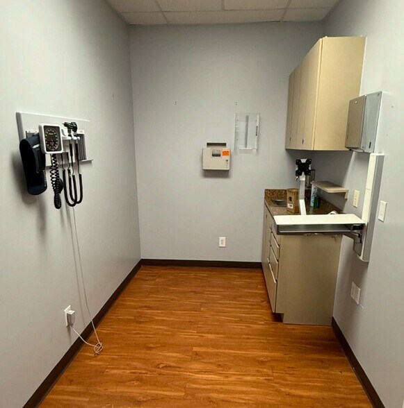 More Photos Of 248-02-248-22 Union Tpke, Bellerose Freestanding For Lease