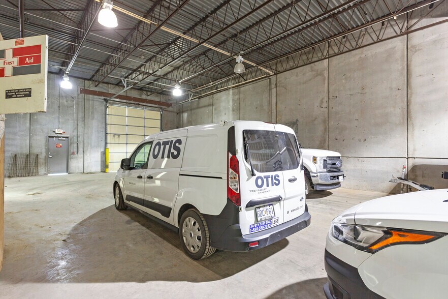 More Photos Of 1211 W Cambridge Circle Dr, Kansas City Warehouse For Lease