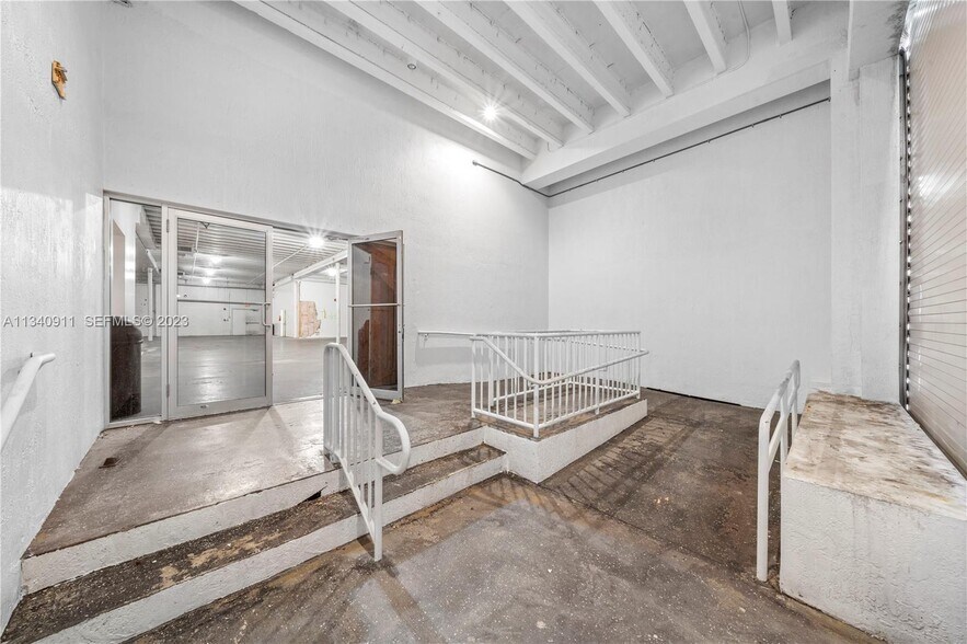 More Photos Of 2585 NW 21st Ter, Miami Warehouse For Lease