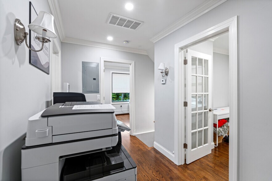 More Photos Of 6939 Amboy Rd, Staten Island Office For Lease