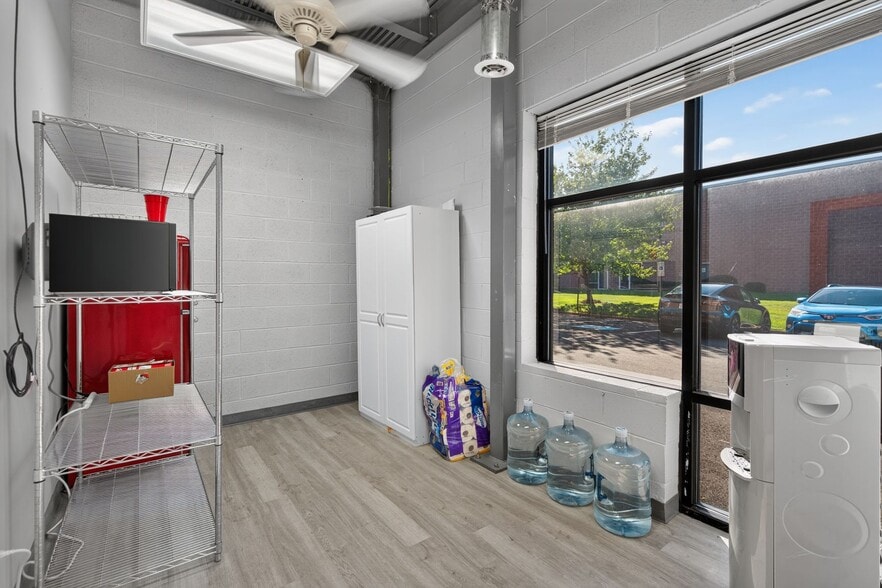 More Photos Of 22580 Glenn Dr, Sterling Showroom For Sale