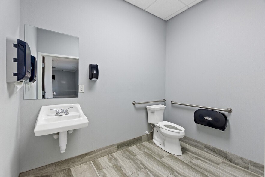 More Photos Of 105 Park Place Blvd, Davenport Medical For Sale