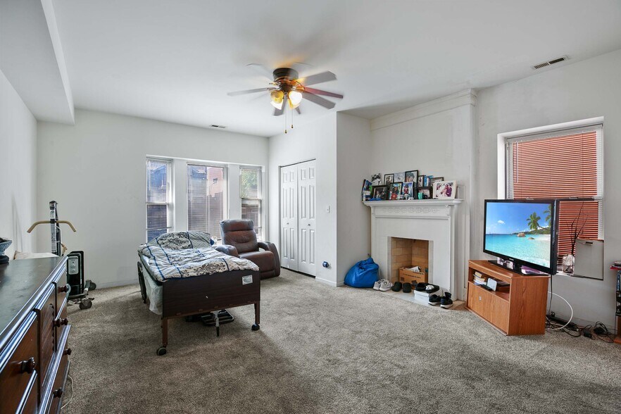 More Photos Of 1036 E Hyde Park Blvd, Chicago Specialty For Sale