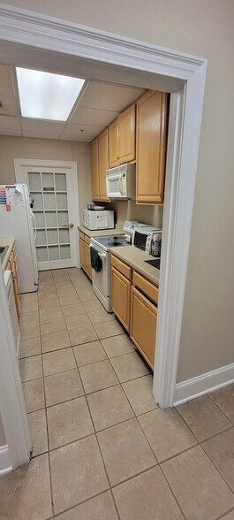 More Photos Of 100 Abingdon Pl, Abingdon Medical For Lease