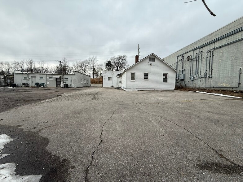 More Photos Of 3911 N Oak Tfwy, Kansas City Office For Sale