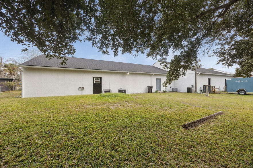 More Photos Of 1637-1643 S 8th St, Fernandina Beach Storefront For Sale