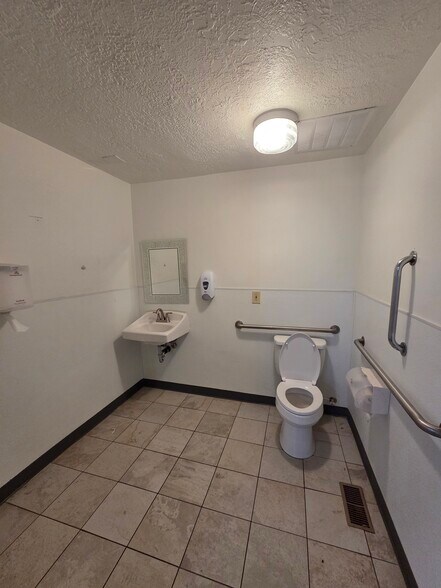 More Photos Of 2649 N Main St, Sunset Office For Sale