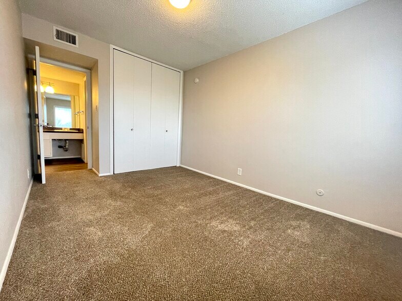 More Photos Of 802 Gold Ave SW, Albuquerque Apartments For Sale