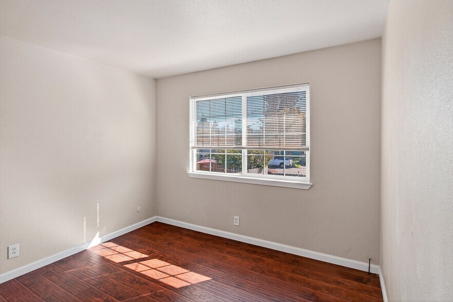 More Photos Of 928-930 Ravenscourt Ave, Campbell Apartments For Sale