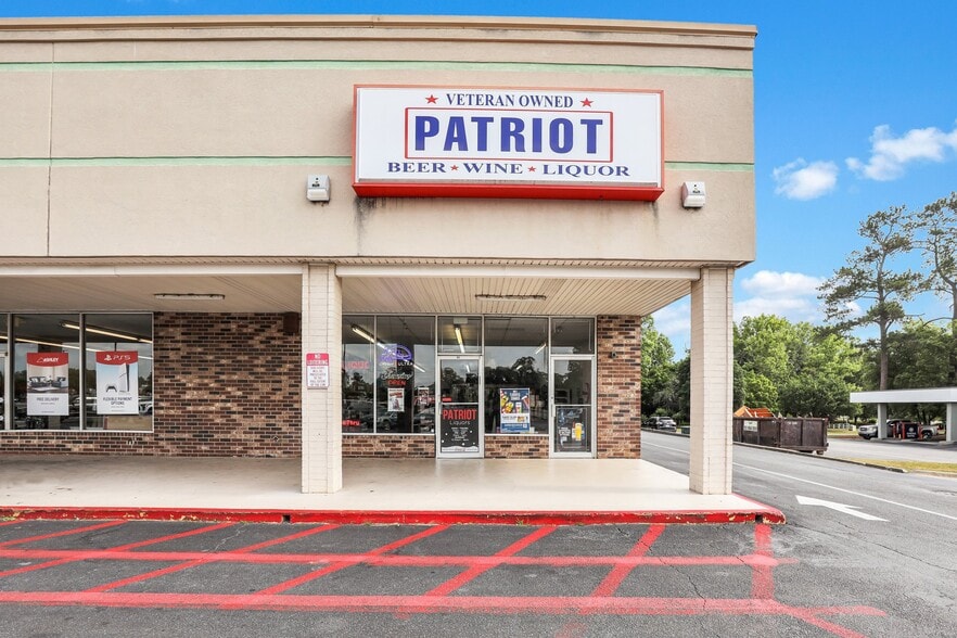 More Photos Of 105-149 W Hendry St, Hinesville Storefront For Lease