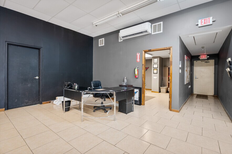 More Photos Of 10462 Hwy 165 S, Forest Hill Warehouse For Sale