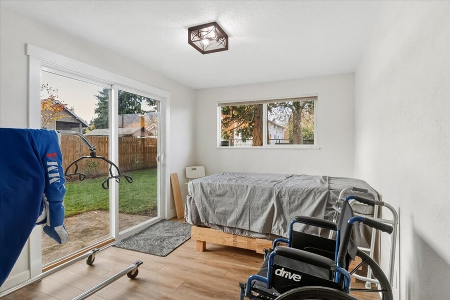 More Photos Of 2115 E 27th St, Vancouver Office For Sale