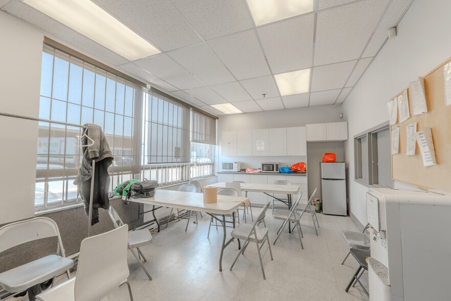 More Photos Of 375-455 Deslauriers Rue, Saint-Laurent Warehouse For Lease