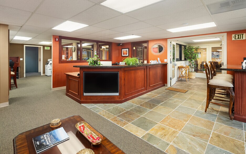 More Photos Of 504 Holly Dr, Edmonds Office For Sale