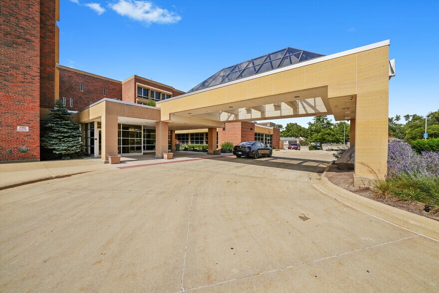 More Photos Of 2400 N Rockton Ave, Rockford Hospital For Lease