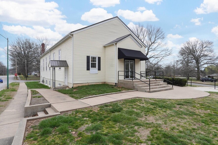 More Photos Of 2440 E Seminole St, Springfield Specialty For Sale