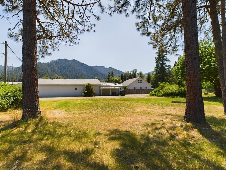 More Photos Of 47393 Highway 58, Oakridge Convenience Store For Sale