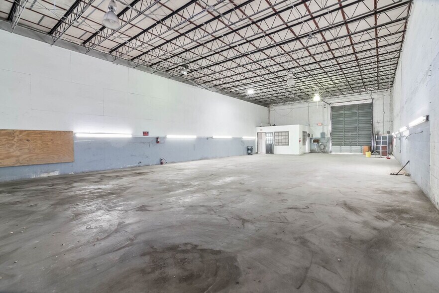 More Photos Of 3200 NW South River Dr, Miami Manufacturing For Lease