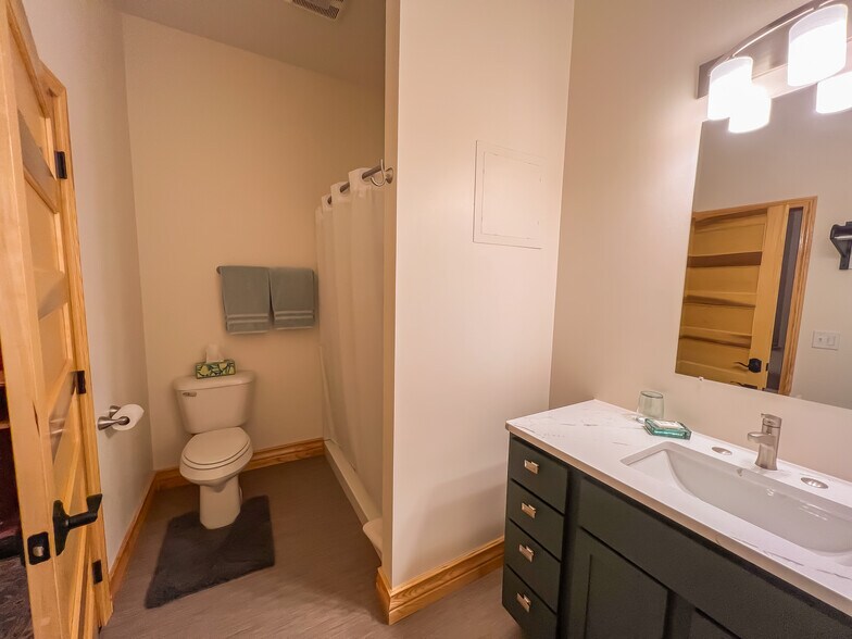 More Photos Of 201 N Main St, Elkader Flex For Sale