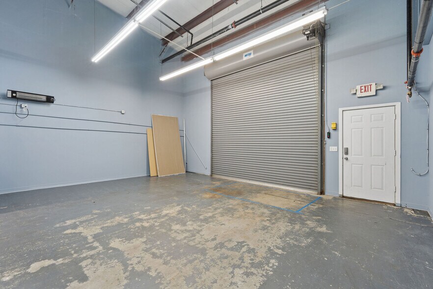 More Photos Of 4922 Port Royal Rd, Spring Hill Showroom For Lease