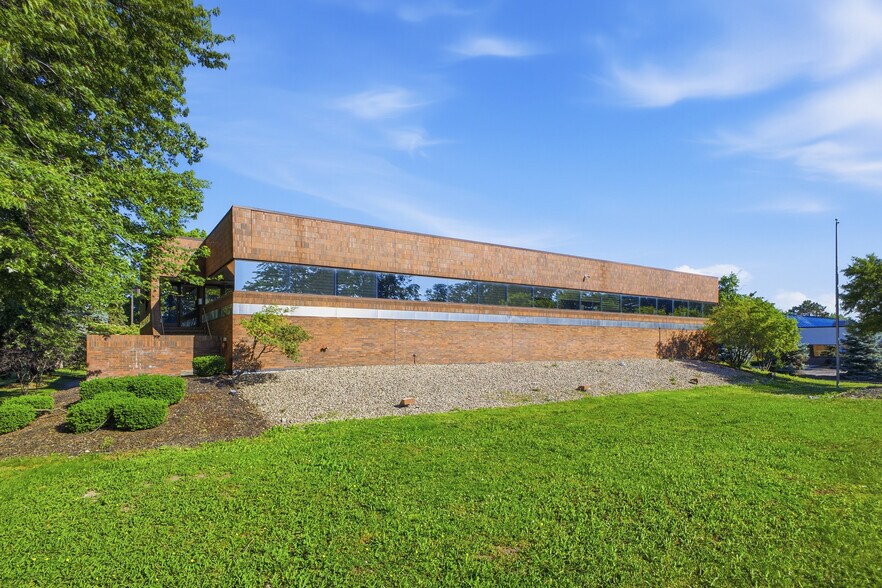 More Photos Of 15360 S Commerce Dr, Dearborn Office For Sale