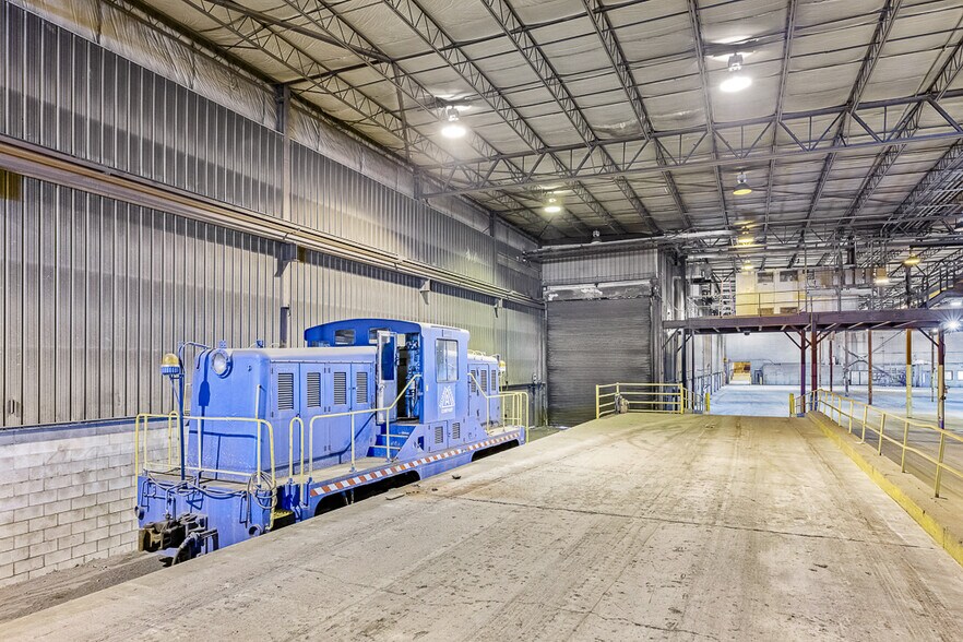 More Photos Of 1001 E Broadway St, Alliance Industrial For Sale