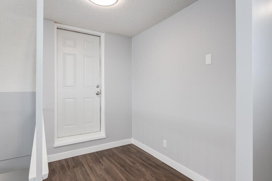 More Photos Of 2105 90 Av SW, Calgary Apartments For Lease