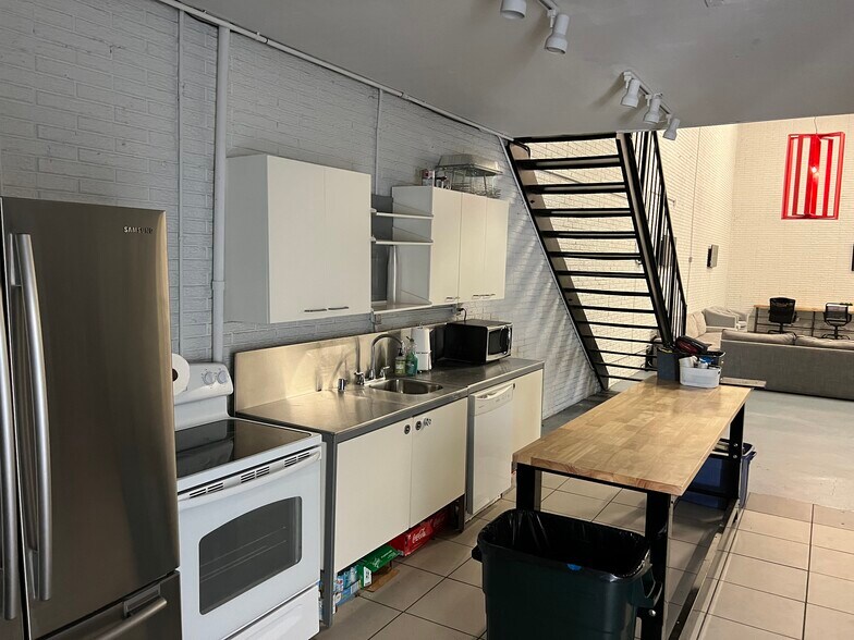 More Photos Of 4718-4720 Iberia Ave, Dallas Warehouse For Lease