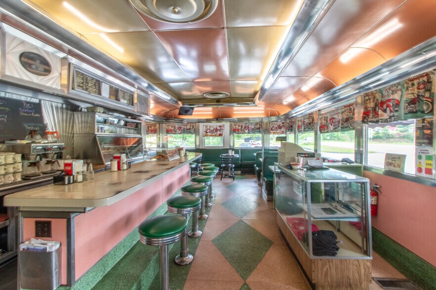 More Photos Of 585 US Route 5, Coventry Specialty For Sale